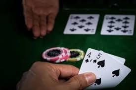 Bàn baccarat live casino neo88 với dealer thật đang chia bài